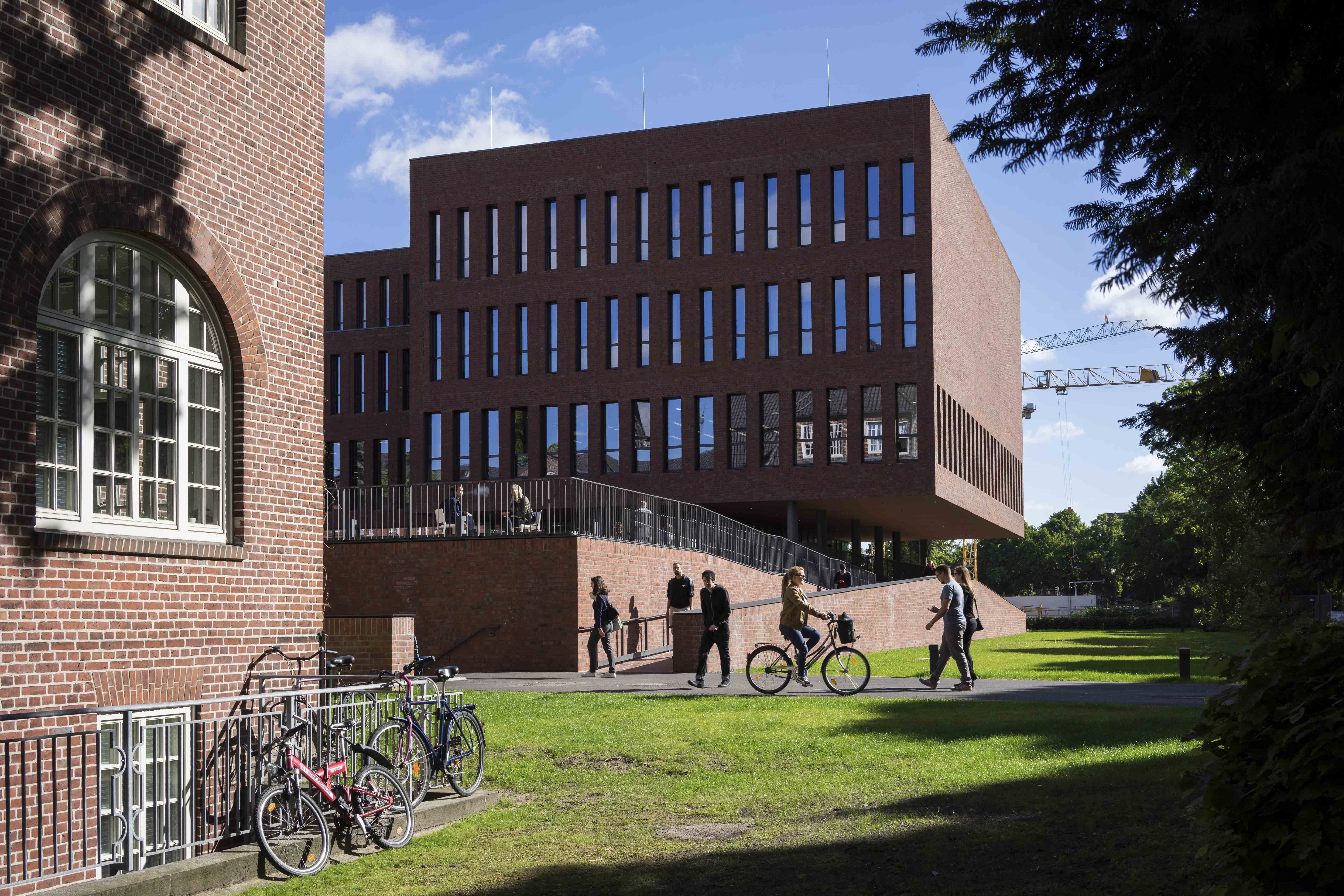 
                Kunst- und Mediencampus Finkenau im Sommer mit Blick auf den Neubau
            